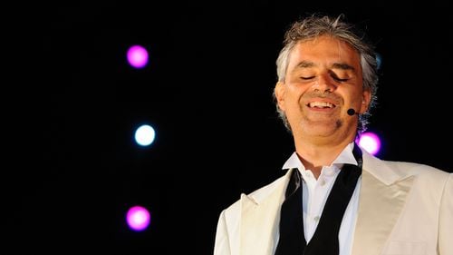 VIDEO Jannik Sinner promovează noua piesă a celebrului tenor italian Andrea Bocelli, „Polvere e Gloria”