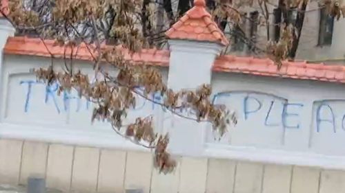 VIDEO Mesajul ”Trădătorule, pleacă” scris pe gardul Palatului Cotroceni. Un bărbat a fost amendat cu 5.000 de lei