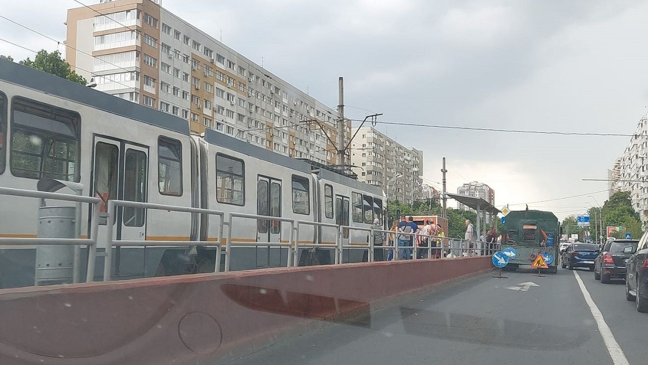 FOTO Tramvaie blocate aproape o oră pe bulevardul Camil Ressu din cauza unei șine dilatate la stația Dristor
