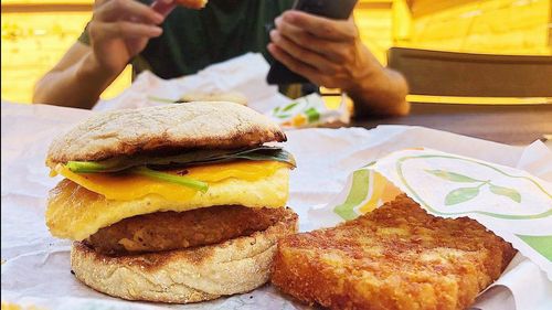 Singapore este prima țară din lume care aprobă vânzarea de carne creată în laborator