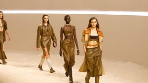 Hermès primăvară-vară 2026: o colecție inspirată de libertatea Camargue, unde corsetele din piele, tonurile pământii și siluetele fluide readuc echilibrul perfect între forță, feminitate și rafinamentul atemporal al casei