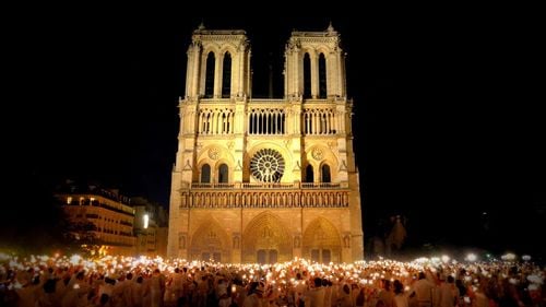 Catedrala Notre-Dame din Paris își rafinează iluminatul interior / Încă de la intrare, noua „iluminare” îi invită pe vizitatori să își ridice privirile spre cer