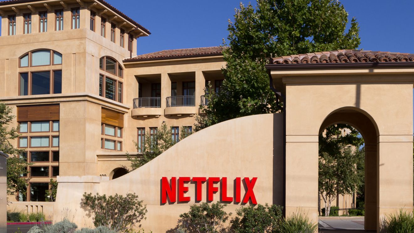 Netflix cumpără studiourile și divizia de streaming ale Warner Bros Discovery cu 82,7 miliarde de dolari