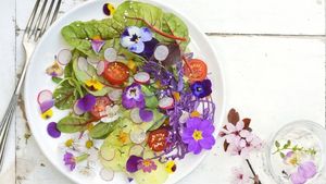Flori comestibile pe masa de Florii/ Chef Cătălin Petrescu: „Sunt apreciate atât pentru valoarea lor nutritivă, cât și pentru aspect”