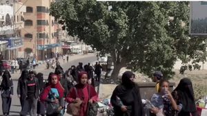 Mii de locuitori din Gaza au invadat depozitele UNRWA, de unde au sustras făină și produse de bază / “Ordinea publică începe să se destrame”