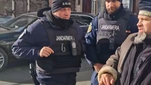 VIDEO Fanii lui Călin Georgescu, amendați de Jandarmerie pentru protestul neautorizat la Federația Comunităților Evreiești și la Memorialul Holocaustului, după ce deputatul Silviu Vexler a rupt un afiș confecționat de AUR cu personalități culturale acuzate de antisemitism / Val de antisemitism online
