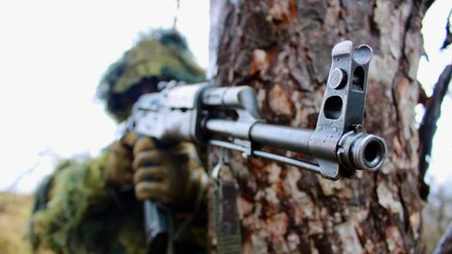 VIDEO Ministrul Apărării: România va produce arme de asalt / Infanteria va fi dotată cu o mașină de luptă de ultimă generație / 21 de proiecte finanțate prin SAFE vizează înzestrarea armatei și cumulează 11,68 miliarde de euro