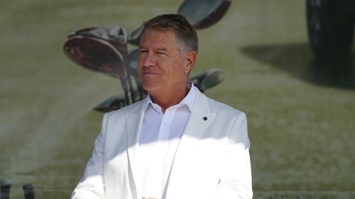 Senator USR de Timiș propune construirea unui teren de golf în curtea Senatului, în cazul în care președintele Iohannis va fi ales în parlament / ”Curtea e imensă. Sigur se găsește loc pentru câteva coline de pe care domnul Iohannis să lovească cu sete mingea de golf”