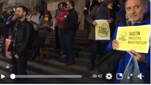 Protest pe treptele Palatului de Justiție. Zeci de persoane au manifestat împotriva OUG 7 în semn de susținere față de magistrați. Printre protestatari, și cele două femei care au reușit să demareze construirea primului spital oncologic pediatric
