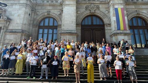 UPDATE FOTO/ VIDEO O nouă zi de proteste. Angajații Ministerului de Finanțe și ANAF continuă acțiunile de protest și amenință cu oprirea activității/ Protest spontan în instanțele și parchetele din București/ Au ieșit în stradă și angajații de la Antifraudă / Proteste și la Statistică