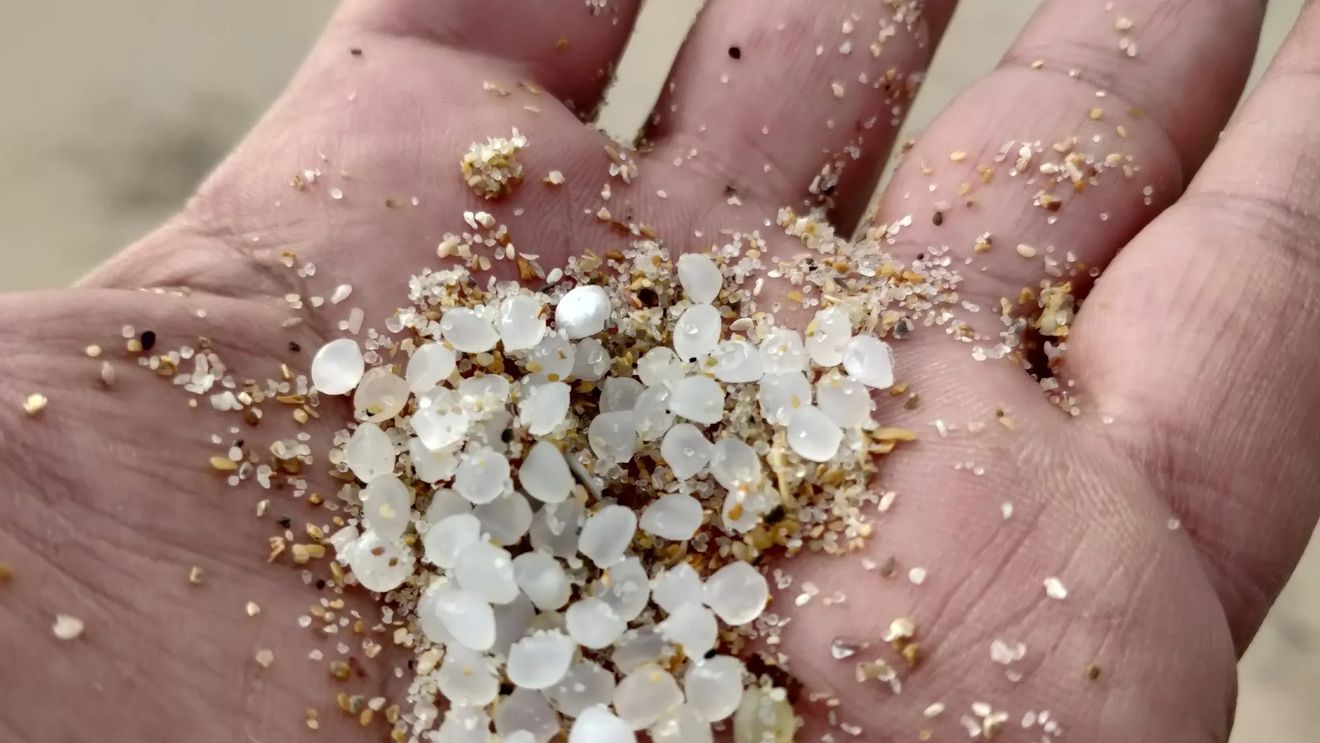 Stare de urgenţă declarată în nordul Spaniei din cauza invaziei de plastic pe plaje. O furtună a aruncat în mare mai multe containere cu plastic