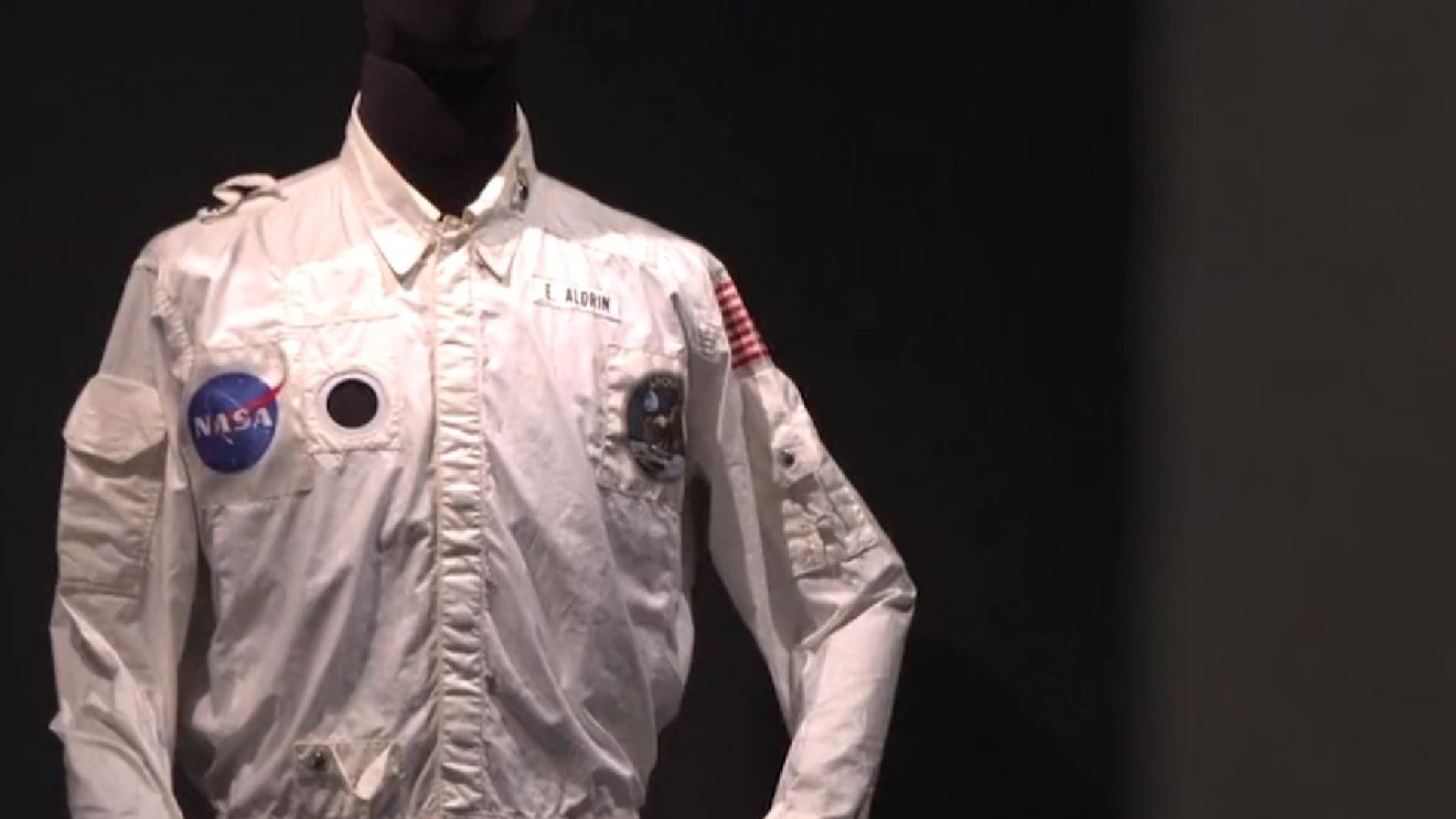 Jacheta pe care astronautul american Buzz Aldrin a purtat-o în călătoria lui spre Lună în timpul misiunii Apollo 11, vândută cu 2,7 milioane de dolari