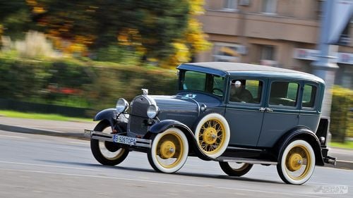 Retroparada mașinilor de epoca în București, expoziția poate fi vizitată gratuit / Vedeta este un Ford A fabricat în anul 1929, restaurat șurub cu șurub