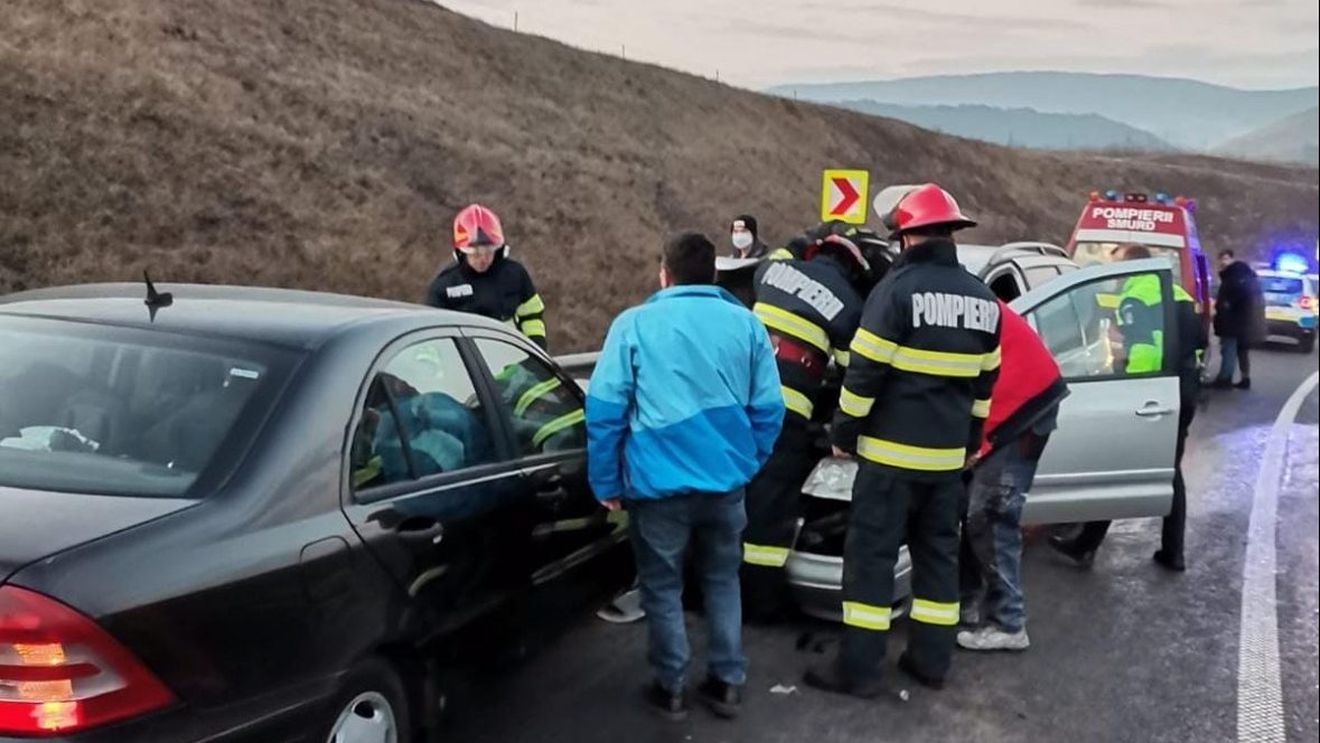 Cluj: Șase persoane, implicate într-un accident produs între două autoturisme pe Autostrada Transilvania, între Nădăşelu şi Gilău