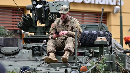 IISS: Cheltuielile globale cu apărarea au atins un nivel record în 2023, de 2.200 de miliarde de dolari / Ucraina și-a mărit bugetul de nouă ori