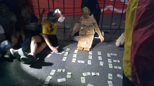 IMAGINEA SERII Chetă în Piața Victoriei pentru plecarea Vioricăi Dăncilă de la Guvern