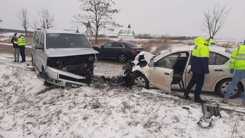 Accident cu patru victime în Botoșani, printre care doi copii