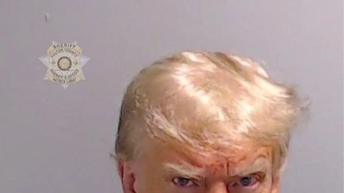 Donald Trump încearcă să valorifice la maximum fotografia istorică din arest
