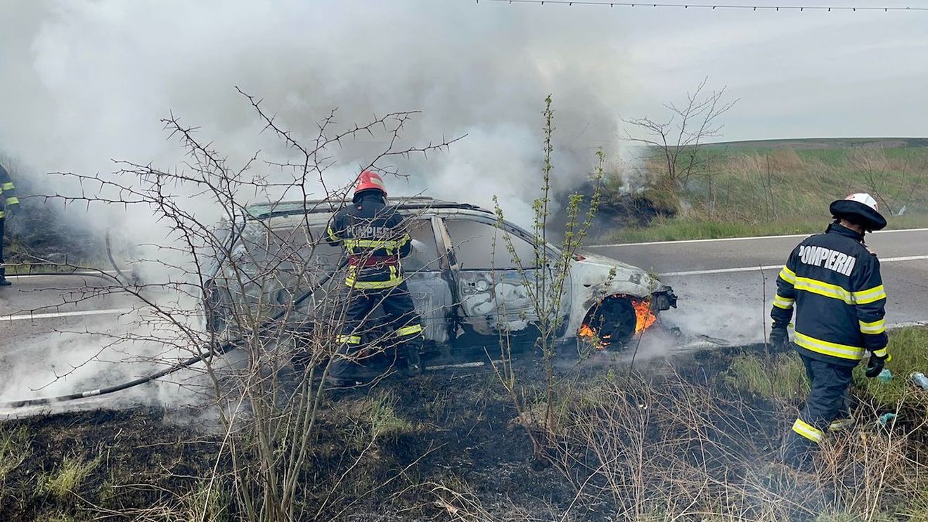 VIDEO FOTO Un autoturism a luat foc în mers, în județul Tulcea / A ars în totalitate