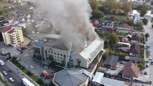 VIDEO Incendiu puternic, generalizat pe 1.000 mp la mansarda unui hotel din Dej / Nu sunt persoane rănite