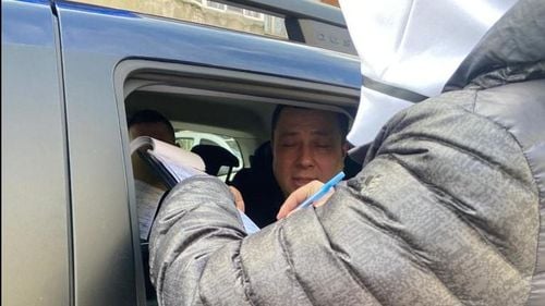 Subofiţerii de la Jandarmeria Teleorman fotografiaţi fără mască sanitară în autospeciala instituţiei au fost amendaţi / Ei sancționaseră doi tineri tocmai pentru că nu purtau mască