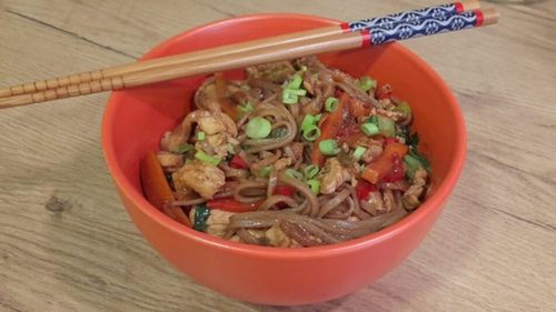 Rețetele Juanitei | Pui cu legume și paste de orez – o incursiune în bucătăria asiatică/ Gusturi exotice și un prânz ușor de pregătit