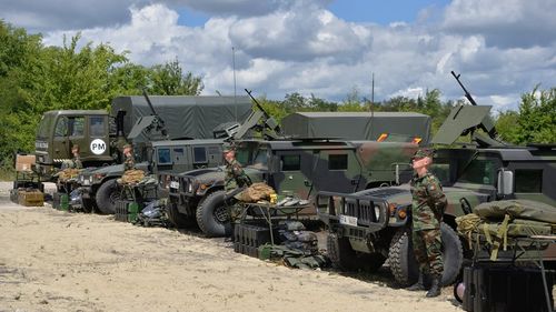 Oficial de la Chișinău: Dorim ca TAB-urile pe platforme de 8x8, care sunt grele și consumă mult, să le schimbăm / Avem mașini de infanterie blindate pe șine care sunt foarte grele. Dorim să le înlocuim cu tehnică ușoară și mobilă de tipul IVECO sau Humvee