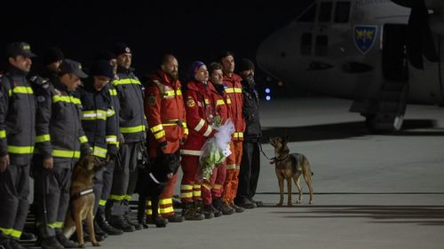 FOTO VIDEO Primii salvatori români trimişi în Turcia au revenit în ţară/ Au fost întâmpinaţi de premierul Nicolae Ciucă şi şeful DSU, Raed Arafat