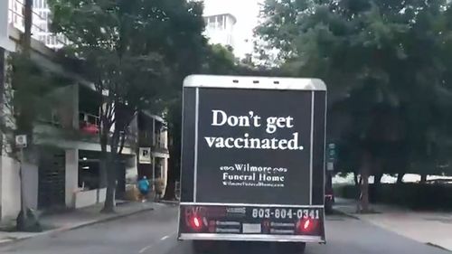 Campanie inedită în SUA: O mașină funerară cu mesajul ”Nu vă vaccinați” circulă pe străzile din Charlotte (Carolina de Nord)