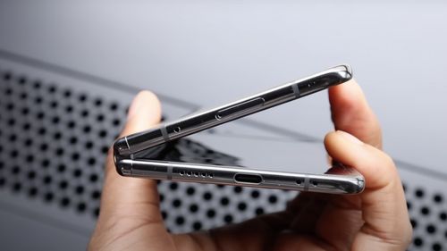 Google, primul smartphone pliabil, Pixel Fold / Avantajul acestui model este că pot fi acomodate două ecrane