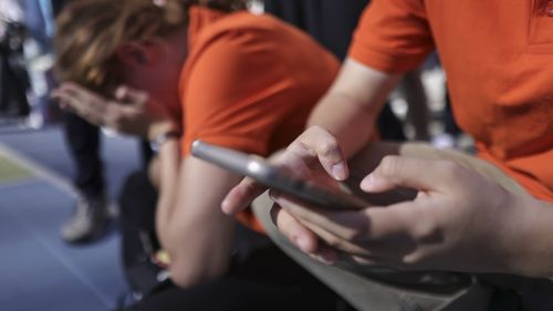 Cum vrea Franța să îi protejeze pe adolescenţi de reţelele de socializare / O analiză care a durat cinci ani a făcut inventarul efectelor negative asupra sănătății mintale, în special a fetelor