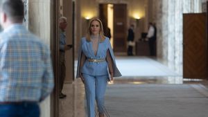 Azilele Groazei. Firea, atac la USR și Nicușor Dan: Nu au dreptul moral să ceară demisii atât timp cât susțin în funcție primarul general în mandatul căruia o femeie a murit sfâșiată de câini fără stăpân / Ce-i răspunde purtătorului de cuvânt al BOR