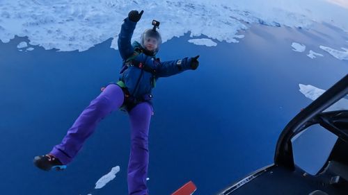 VIDEO Povestea parașutistei românce care a doborât recordul de înălțime la salturi în echipă deasupra Cercului Polar de Nord: “De când eram copil am visat că pot zbura”/ De la jobul de programator la sărituri de la 3.000 de metri înălțime
