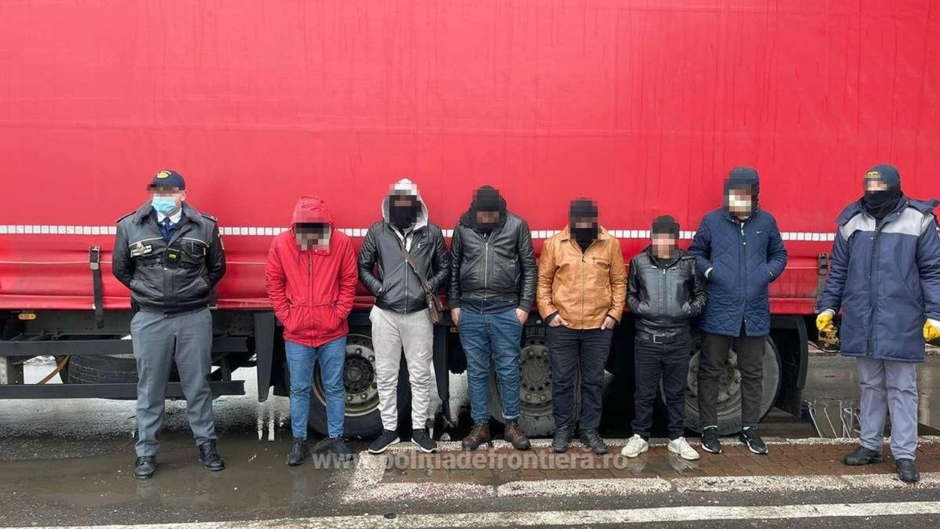 VIDEO Șase cetăţeni din Siria, descoperiți la punctul de trecere a Frontierei Giurgiu într-un camion care transporta frigidere