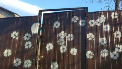 FOTO Ucrainenii din Hostomel au desenat flori în jurul găurilor lăsate de gloanțele rușilor