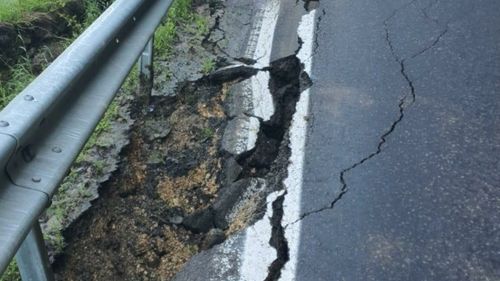 Drumarii intervin de urgenţă pe DN 1 A Ploieşti – Braşov după ce şoseaua s-a surpat în zona de munte. DN 1 A este ruta ocolitoare în condiţii de aglomeraţie pe DN 1 Valea Prahovei