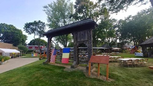 Bustul lui Avram Iancu a fost dezvelit într-un oraș din SUA / Aici urmează să fie construită o replică a casei acestuia din Munții Apuseni și va fi ridicată și bojdeuca lui Ion Creangă