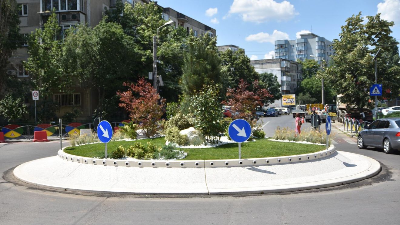 FOTO Sens giratoriu modular cu spațiu verde, montat în 1-2 nopți de administrația Bucureștiului / Străzile unde sunt 8 noi sensuri circulare și câte mai sunt în plan