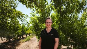 VIDEO | De la Sarmale la Tapas – Ep. 3 | Anamaria Tifu, fermieră în Catalonia: Socrul meu are pătrunjel proaspăt în grădină și de câte ori îmi aduce mă întorc în copilărie, simt mirosul mâinilor mamei după ce făcea ciorbă sau tocăniță