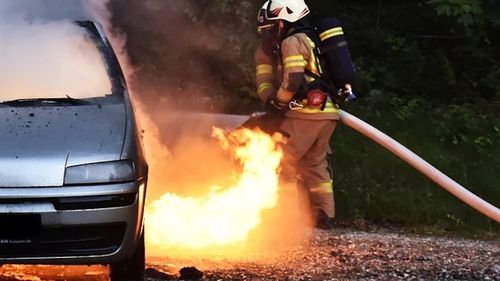 Două femei au ajuns la spital după ce autoturismul în care se aflau s-a răsturnat în Ploieşti şi a luat foc