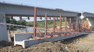 A căzut grinda unui pod aflat în construcție pe râul Teleorman/ Șase persoane sunt rănite