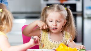 Amendă de 10 mii de lei, după ce mai mulți copii din Brașov au ajuns la spital cu toxiinfecție alimentară / A fost identificată bacteria Salmonella, după ce au mâncat la un after-school
