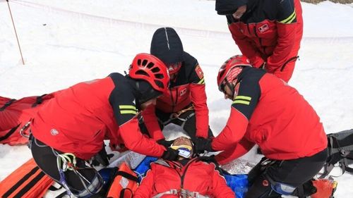 Un câine intrat pe pârtie, la Cavnic, a fost lovit de un schior și dus la medic / Salvamontiştii din Maramureş anunţă că a fost „zi de foc”: nouă persoane au fost accidentate