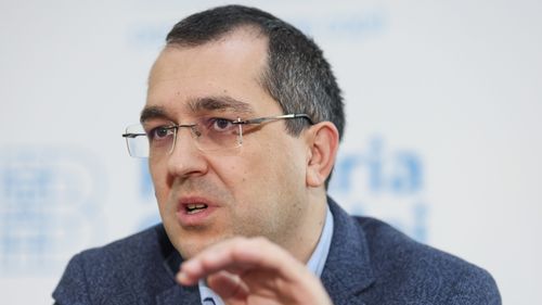 INTERVIU VIDEO | Fostul ministru Vlad Voiculescu: Ministerul Sănătății nici măcar nu a fost informat atunci când contractele pentru vaccinuri au fost încheiate / Klaus Iohannis și Florin Cîțu au vrut să ia tot capitalul politic / Declarația din 2021 care a prăbușit rata de vaccinare