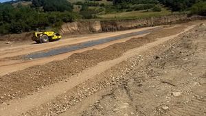 Dosar penal pentru exploatare ilegală de balast în Caraș-Severin. Extrageri fără autorizație descoperite la Liubcova: 15 metri cubi de balast sustrași din albia pârâului Orevița
