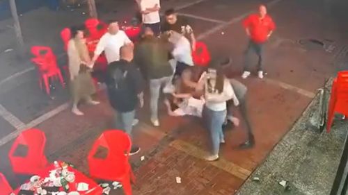 VIDEO Mai multe femei, bătute cu brutalitate într-un restaurant din China