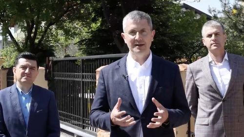 Dan Barna, în comuna Dobroești, după ce primarul PSD a refuzat să anuleze protocolul încheiat cu orașul chinez Nantong, în urma scandalului pe tema secțiilor de poliție chineze: „Să-l treziți pe primar la realitate, dle Ciolacu, și să anuleze acest protocol al rușinii”