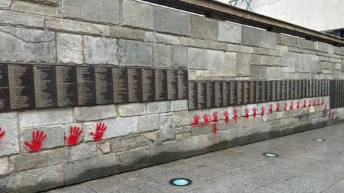Memorialul Holocaustului și mai multe fațade din cartierul Marais (cu o importantă prezență evreiască) din Paris, vandalizate cu picturi cu „mâini roșii”