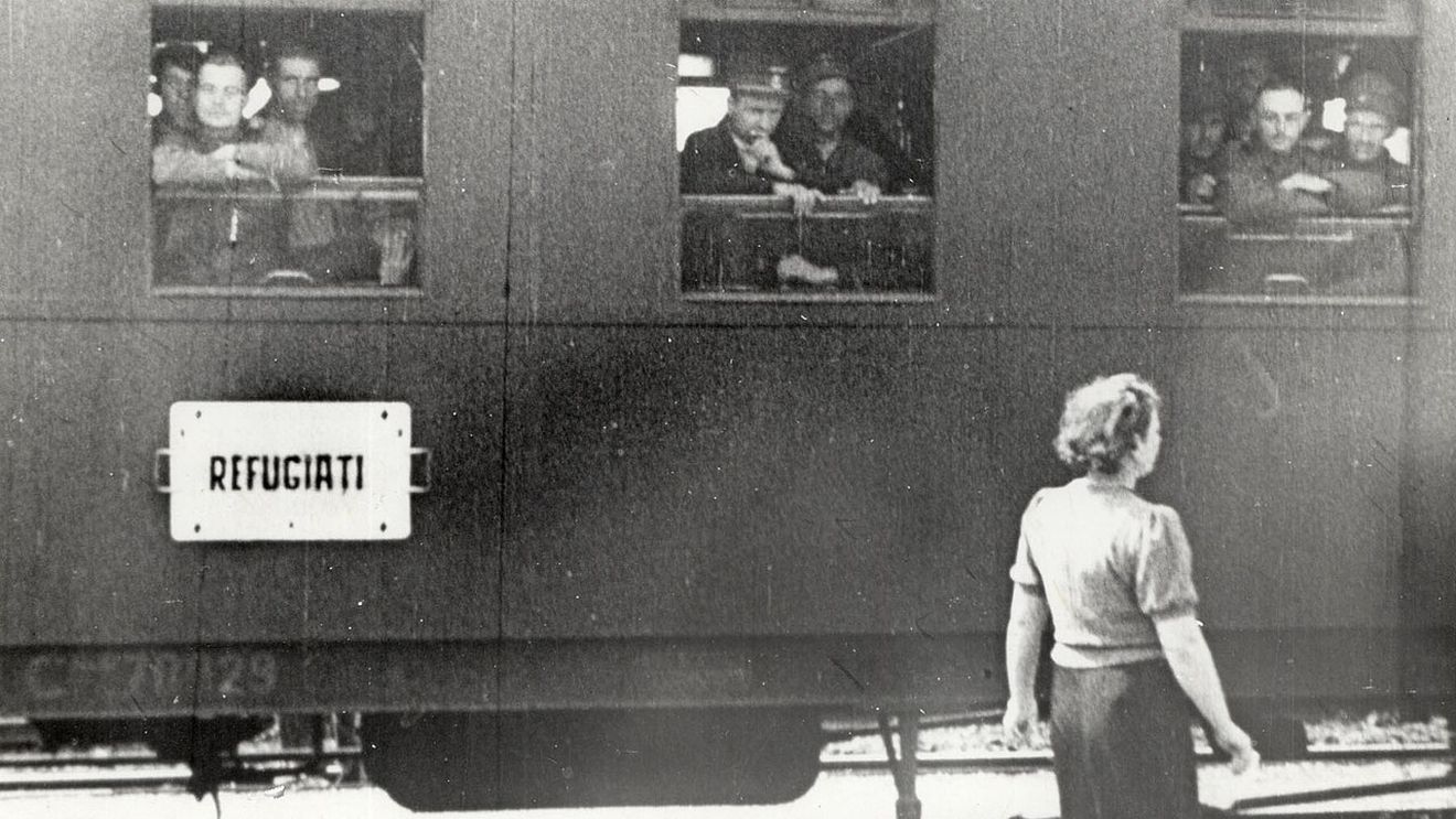 Retragerea armatei române din Basarabia și nordul Bucovinei din iunie 1940: printre cei care atacă militarii români se numără și țărani basarabeni