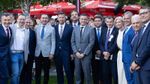 POZA ZILEI Puciștii din PNL s-au fotografiat în grup cu Sorin Grindeanu în ziua în care acesta a anunțat că vrea să fie premier / Hubert Thuma, Alina Gorghiu, Lucian Bode alături de premierii lui Nicușor Dan – Adrian Veștea și Eugen Tomac